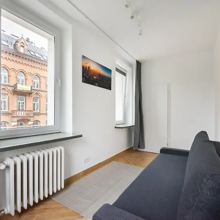 Marszalkowska White & Black By Bookinghost *