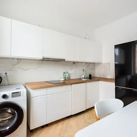 Marszalkowska White & Black By Bookinghost ורשה