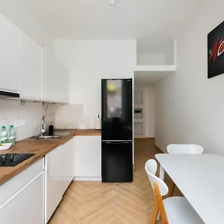 Apartment Marszalkowska White & Black By Bookinghost *