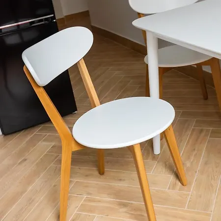 Marszalkowska White & Black By Bookinghost * Varşova