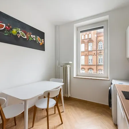 Marszalkowska White & Black By Bookinghost *